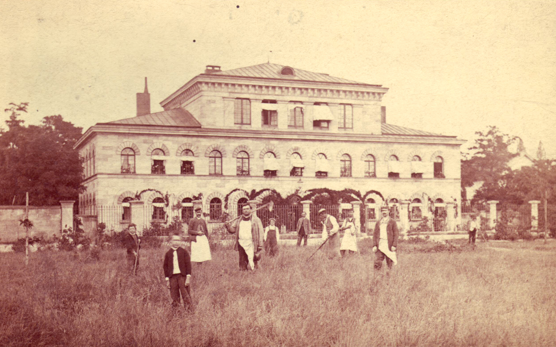 Patienten bei der Gartenarbeit vor dem Direktionsgebäude der Anstalt, um 1900 (StadtAE VI.M.b.1654) 