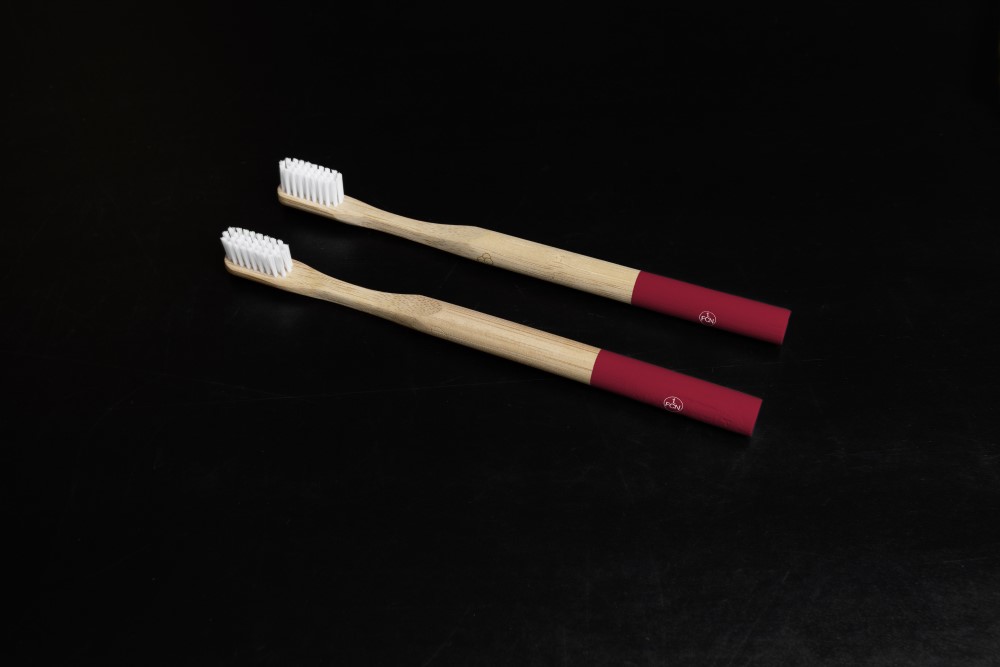 zwei Bambus Zahnbürsten