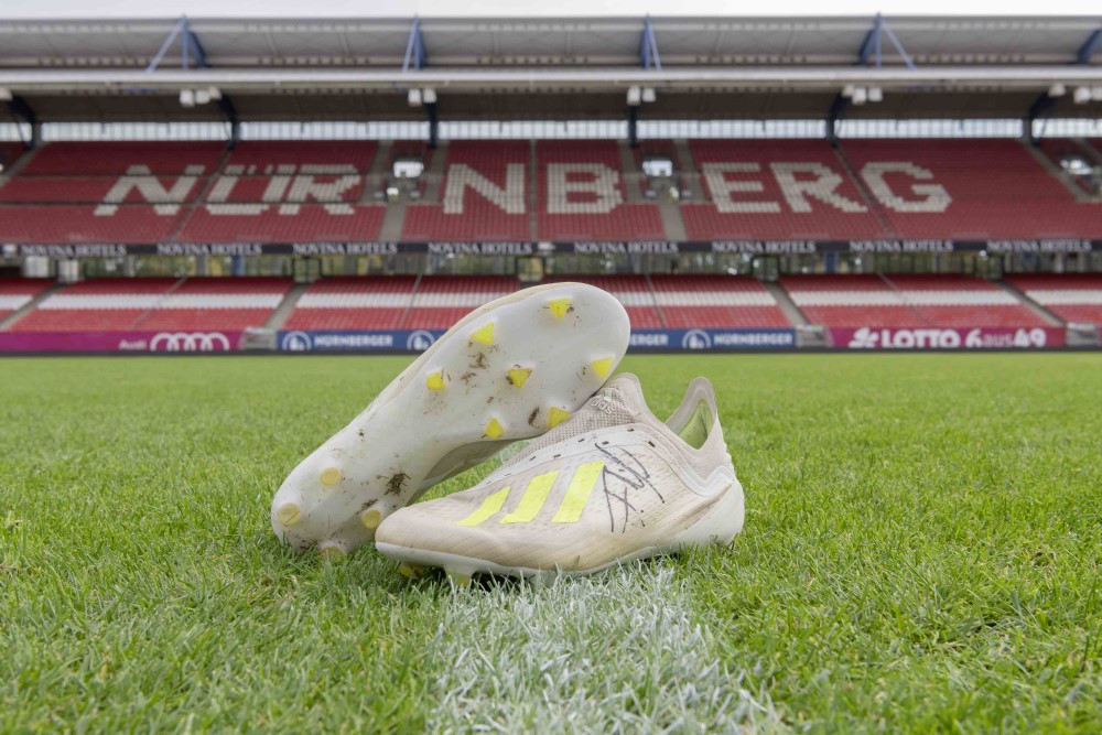 Schuhe von Nürnberger auf Rasen im Max-Morlock-Stadion