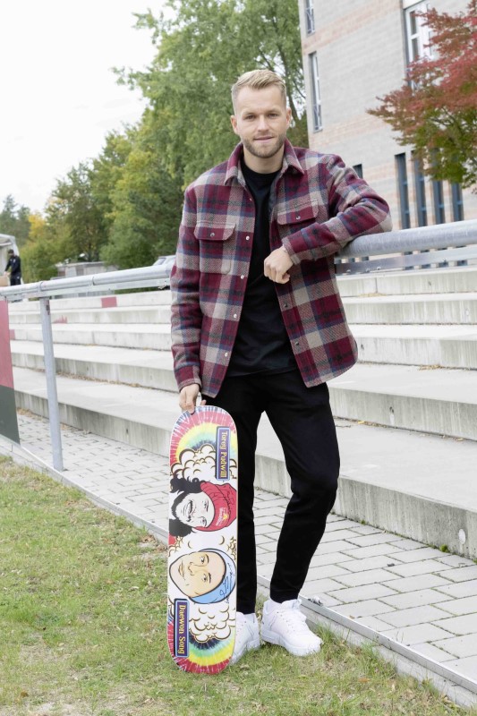 Hanno Behrens mit Skateboard